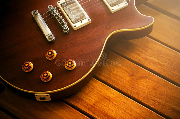复古顶级吉他在旧木表面。