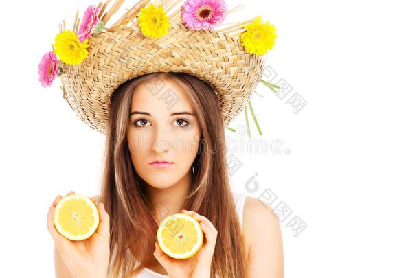 戴着花儿柠檬帽子的夏日女孩