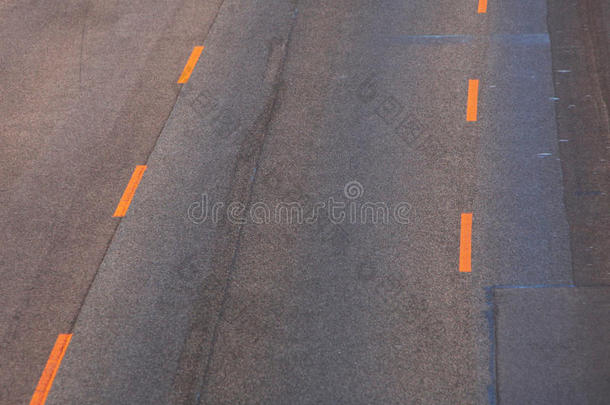 橙色线条的道路