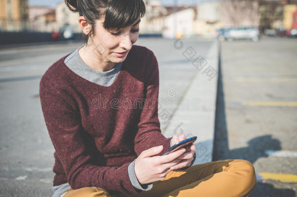 年轻漂亮的时髦女人用智能手机