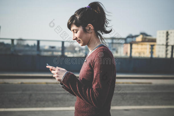 年轻漂亮的时髦女人用智能手机