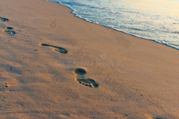 沙滩，海浪和日落的脚步