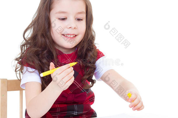 小女孩正在用<strong>彩色铅笔画</strong>画