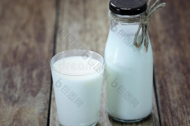 一瓶鲜牛奶和一瓶玻璃杯