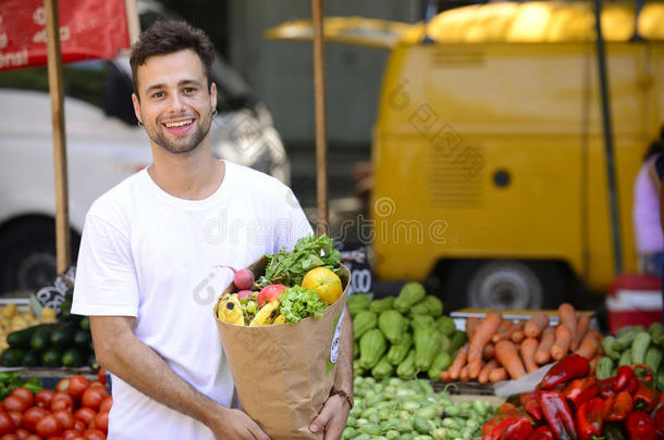 出售有机水果的蔬菜水果商。