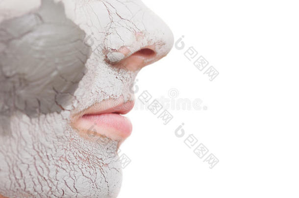 女人在脸上敷粘土面膜。水疗中心。