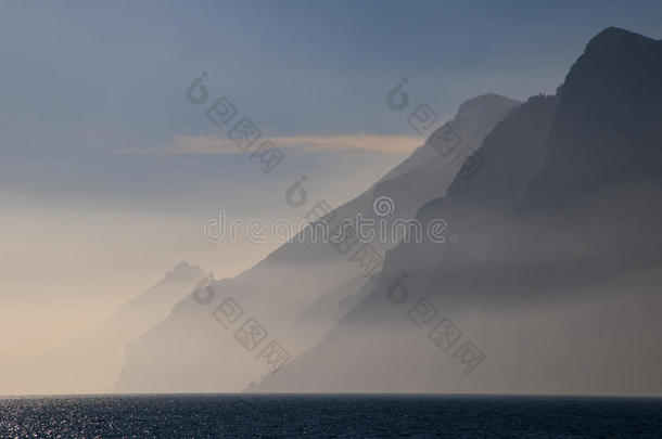 意大利加尔达湖薄雾蒙蒙的早晨