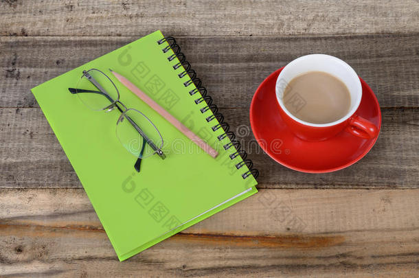 绿色笔记本和热咖啡。