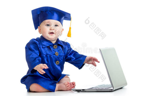 穿着<strong>院士</strong>衣服和笔记本电脑的有趣宝宝