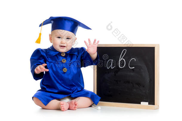 穿着<strong>院士</strong>服的婴儿坐在黑板前