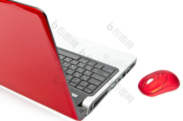 红色电脑鼠标和红色笔记本