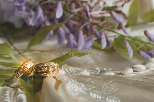 古董象牙婚纱上的金色戒指