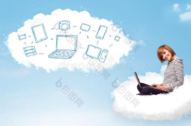 坐在云端的女人拿着笔记本电脑