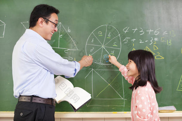 老师和<strong>学生讨论</strong>数学问题