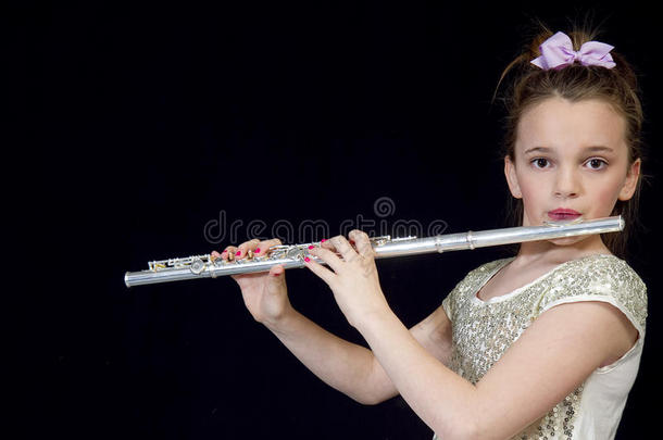 吹笛子的女孩