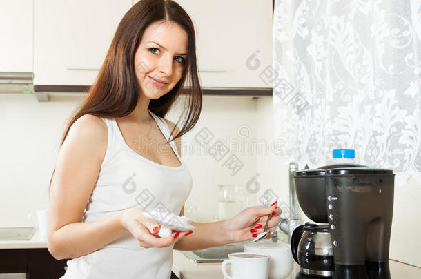 正在煮咖啡的女孩。