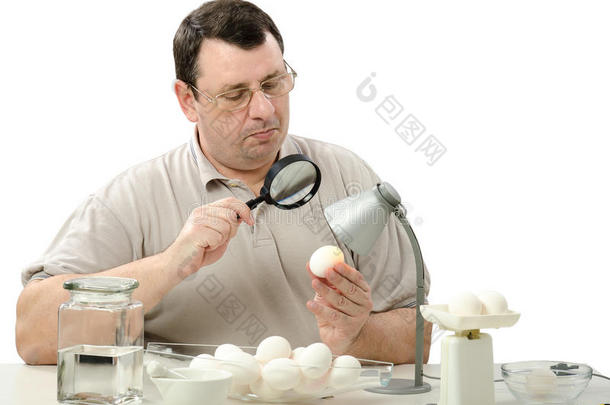 植物控制工程师盯着白鸡蛋