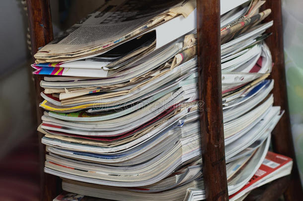 书桌上放着一摞报纸和杂志
