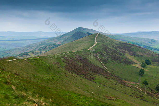 英国德比郡mam tor，暴风雨般的天空