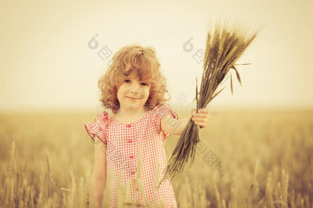 抱着麦子的快乐孩子