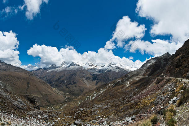 秘鲁的冰川和山路