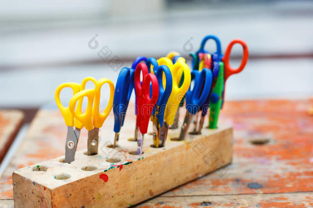 儿童美术用彩色剪刀，特写。