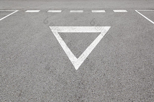 沥青路面让路标志