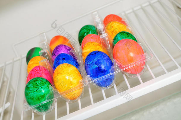 塑料盒子里有五颜六色的复活节彩蛋