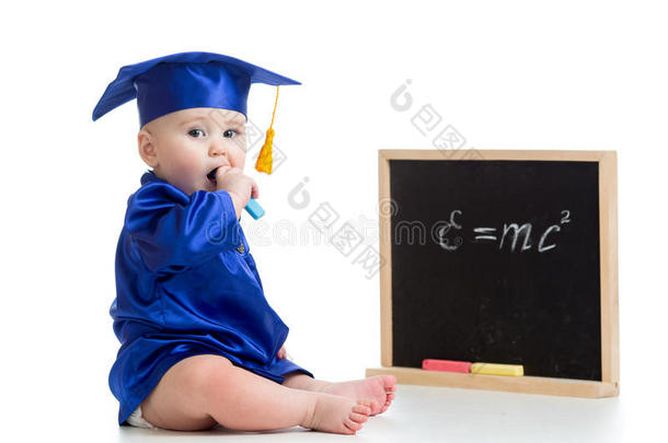 婴儿学术与粉笔在黑板