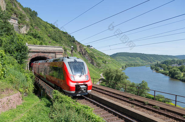 <strong>火车</strong>沿着德国的摩泽尔河<strong>行驶</strong>