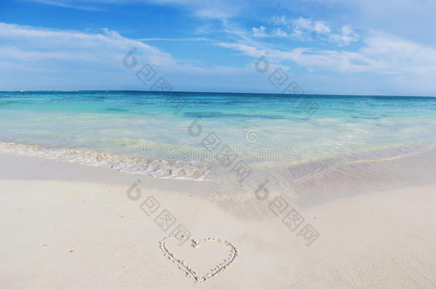 热带海滩上的心脏