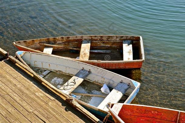 老式划船固定在码头上