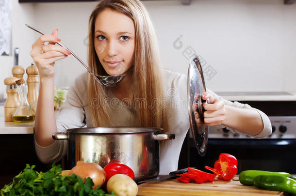 用勺子煮汤的女人
