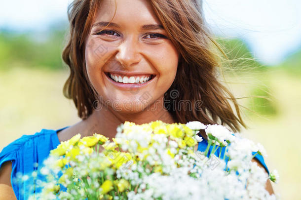 手捧花束的女孩