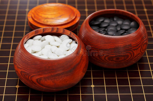 黑白相间的石头放在木碗里