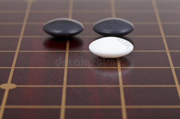 在戈班上玩围棋的三块石头