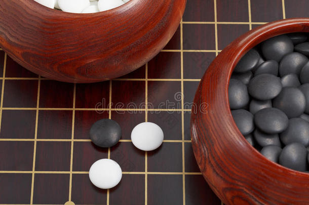 黑白围棋石和木碗