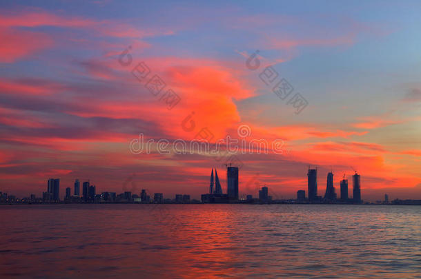 夕阳下<strong>橙红色</strong>的天空和巴林的天际线