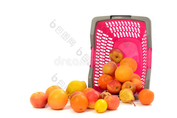 装满水果的粉红色塑料购物篮。