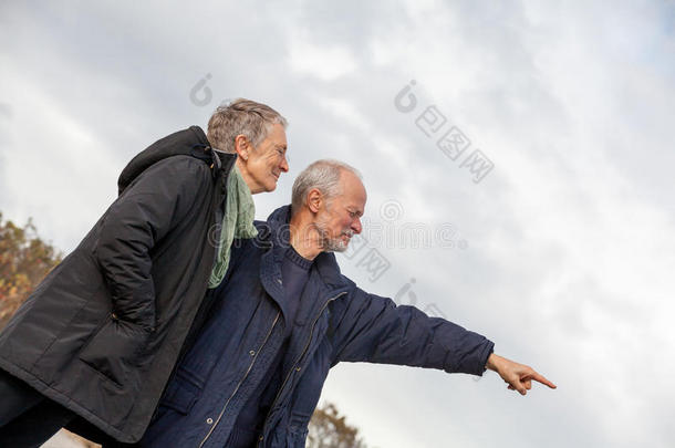 老年夫妇老年人一起户外活动