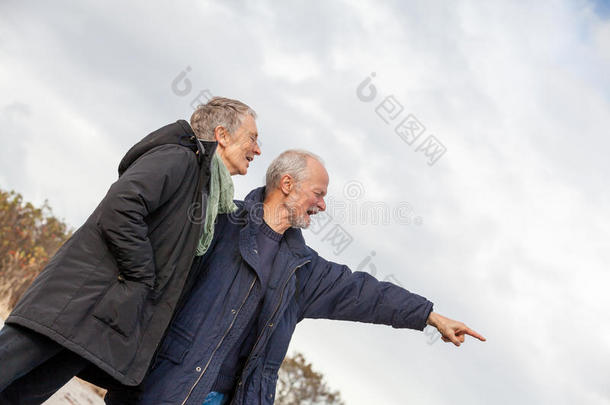 老年夫妇老年人一起户外活动