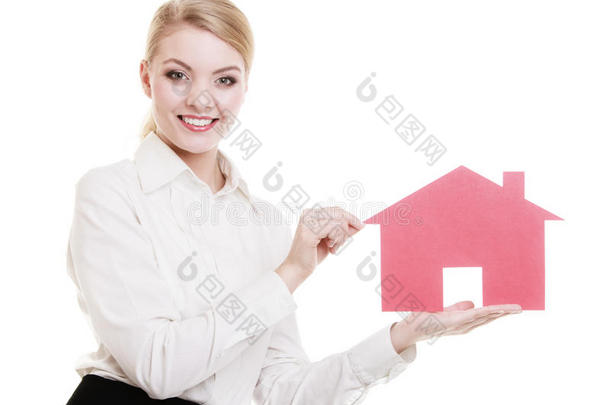 女商务房地产经纪人拿着红纸房子