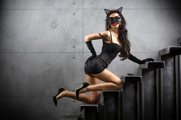 穿着<strong>猫</strong>咪套装的<strong>女</strong>人躺在楼梯上