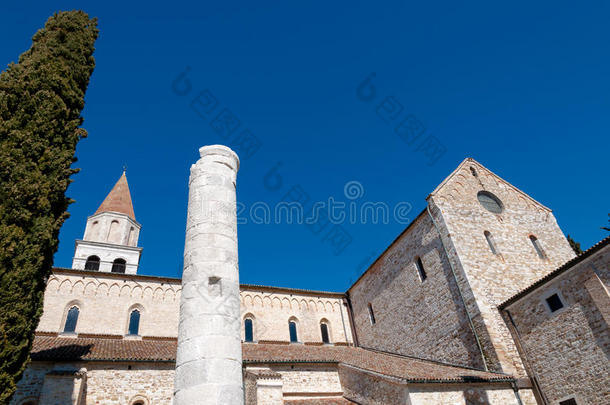 阿奎莱亚大教堂立柱和侧墙详图