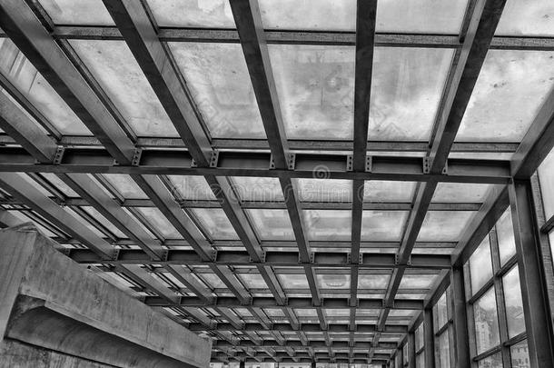 黑白金属建筑框架