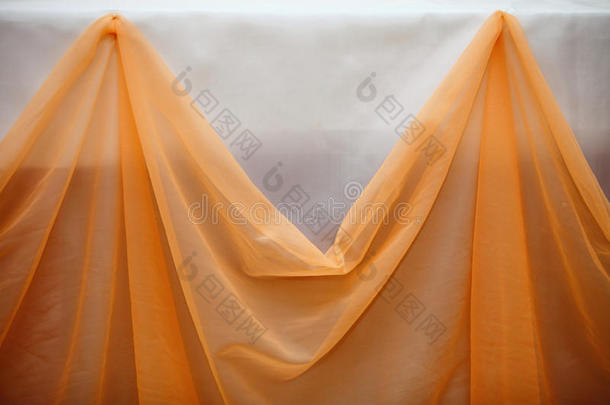 橙色布料和白色墙面装饰细节