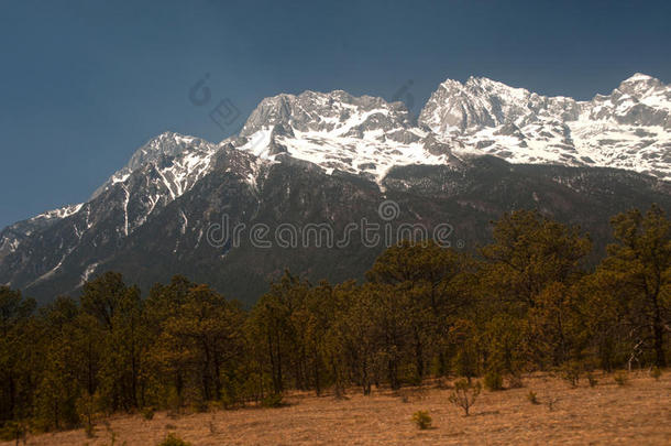 碧空<strong>玉龙雪山</strong>。