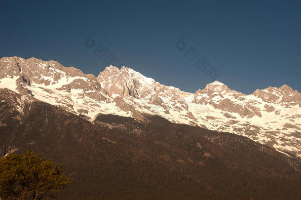 碧空玉龙雪山。