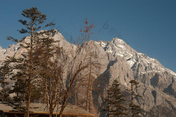 碧空玉龙雪山。