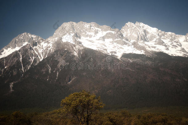 碧空玉龙雪山。